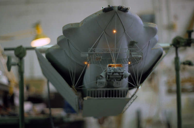 Illustration for article titled 142 Beautiful Photos Of Blade Runner's Model Cars, Buildings